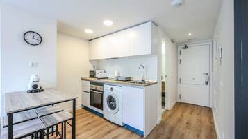 Frigorifero, microonde, forno, piano cottura