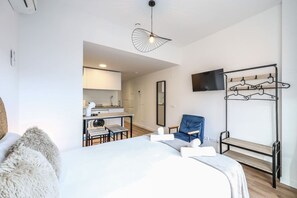 Escritorio, tabla de planchar con plancha, wifi y ropa de cama 