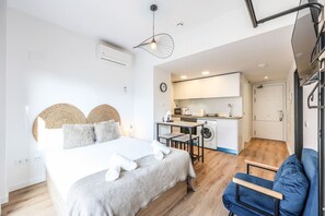 Desk, iron/ironing board, WiFi, bed sheets