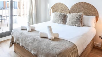 Desk, iron/ironing board, WiFi, bed sheets