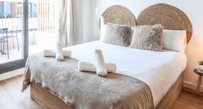 Escritorio, tabla de planchar con plancha, wifi y ropa de cama 
