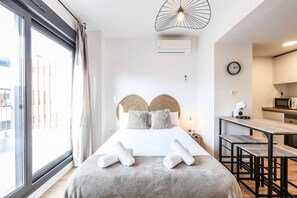 Desk, iron/ironing board, WiFi, bed sheets