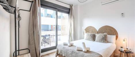 Escritorio, tabla de planchar con plancha, wifi y ropa de cama