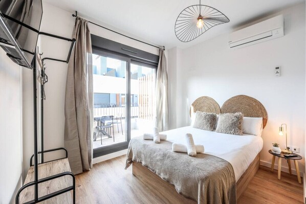 Escritorio, tabla de planchar con plancha, wifi y ropa de cama 