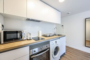 Køleskab, mikrobølgeovn, ovn, kogeplade