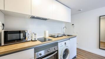 Een koelkast, een magnetron, een oven, een kookplaat