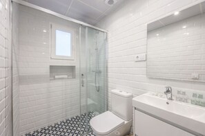 Hair dryer - Urban Tranquility in Madrid with Modern Comforts (Madrid)