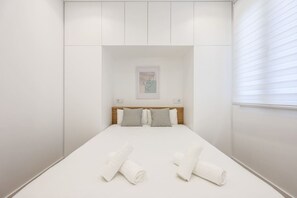 2 bedrooms, desk, iron/ironing board, WiFi - Urban Tranquility in Madrid with Modern Comforts (Madrid)