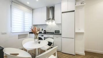 Een koelkast, een microgolfoven, een oven, een kookplaat