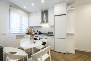 Een koelkast, een microgolfoven, een oven, een kookplaat