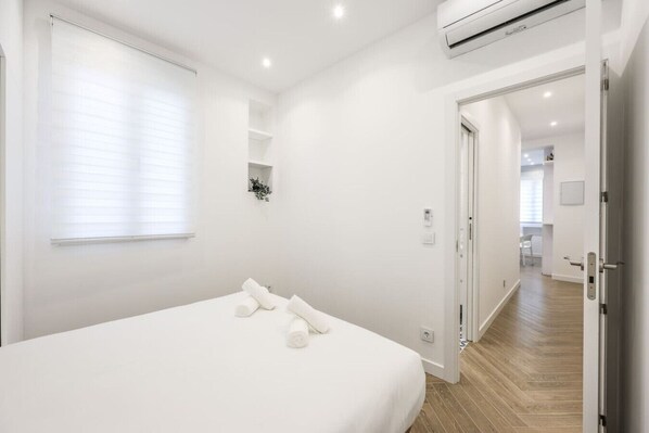 2 bedrooms, desk, iron/ironing board, WiFi