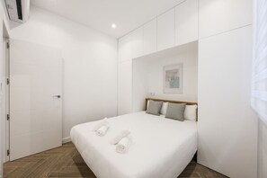 2 bedrooms, desk, iron/ironing board, WiFi - Urban Tranquility in Madrid with Modern Comforts (Madrid)