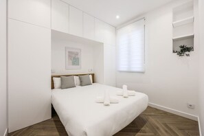 2 bedrooms, desk, iron/ironing board, WiFi - Urban Tranquility in Madrid with Modern Comforts (Madrid)