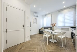 Interior - Urban Tranquility in Madrid with Modern Comforts (Madrid)
