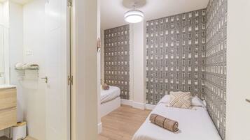 2 habitaciones, tabla de planchar con plancha, wifi y ropa de cama