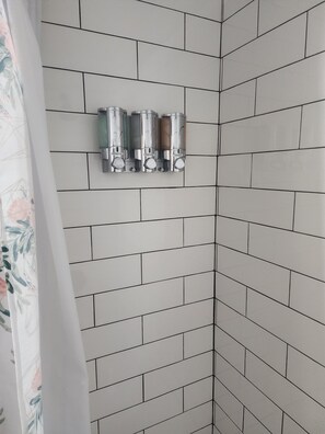 Haartrockner, Handtücher, Seife, Shampoo