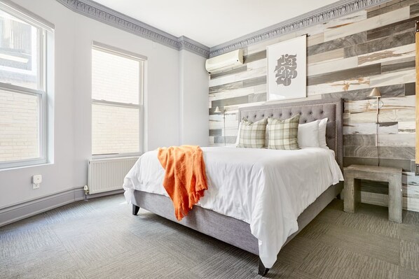 Desk, laptop workspace, soundproofing, free WiFi