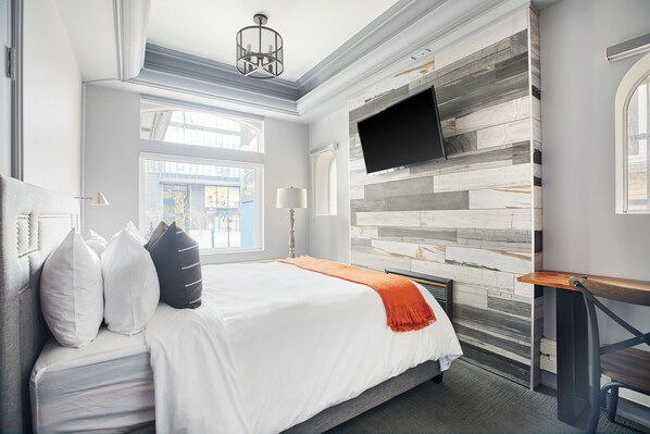 Desk, laptop workspace, soundproofing, free WiFi