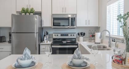 Modern 2BR/2.5BA w/Pool-Gazebo & Garage