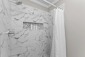 Secadora de cabello, toallas, jabón, papel de baño 