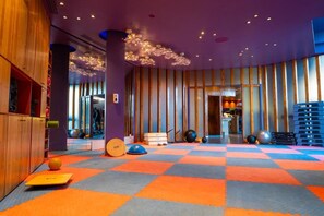 A gym with exercise equipment, a checkered floor, and a wooden wall. - La Résidence Sea Plaza (Dakar)