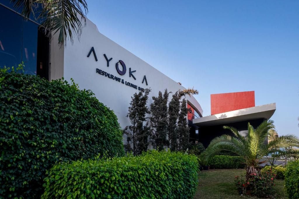 Un edificio con el nombre 'AYOKA' y 'RESTAURANT & LOUNGE BAR' en su fachada.