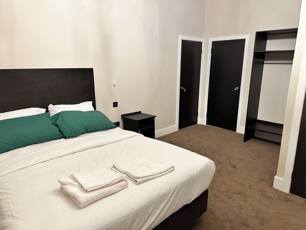 Dobbeltrom – deluxe, byutsikt | Blendingsgardiner, lydisolert, wi-fi (inkludert) og sengetøy