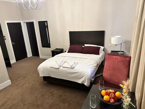 Blackout drapes, soundproofing, free WiFi, bed sheets - Green Ariana hotel and restaurant  (London)
