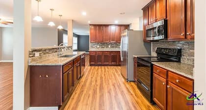 Spacious 5BR 3.5 Bth Home Near Buc-ee’s, WR AFB, Watson Blvd & I-75