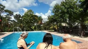 Kolam renang terbuka