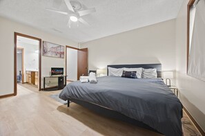 4 bedrooms, iron/ironing board, WiFi, bed sheets