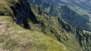 Eine gebirgige Landschaft mit blauem Himmel.