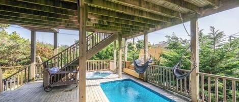 Una piscina al aire libre, una piscina climatizada