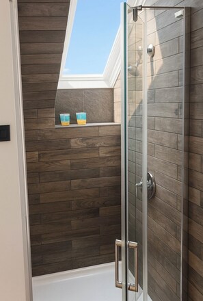 Douche, serviettes fournies, savon, shampoing