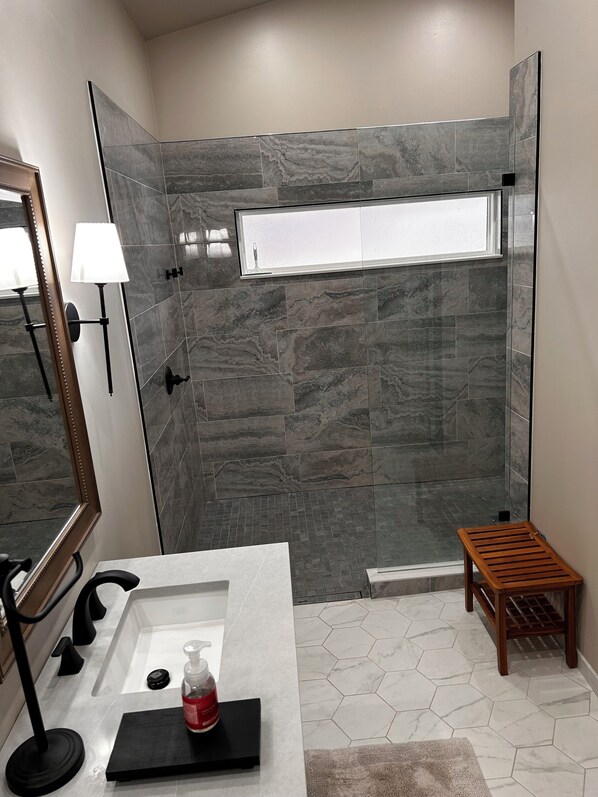 Shower, hair dryer, towels, soap - Spacious 3-bedroom house in beautiful Brighton. (Brighton)