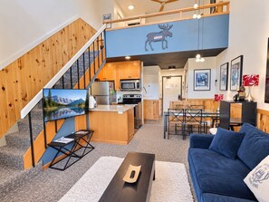 Ein modernes Interieur mit einer Küche, einem Essbereich und einem Wohnzimmer.