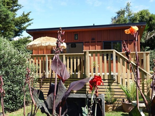 Peace of Bali 1 bed cabin set in a tropical garden with WiFi & AC in Waihi Beach