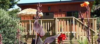 Peace of Bali 1 bed cabin set in a tropical garden with WiFi & AC in Waihi Beach