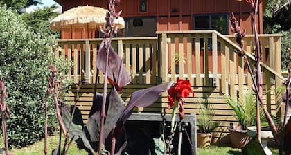 Peace of Bali 1 bed cabin set in a tropical garden with WiFi & AC in Waihi Beach