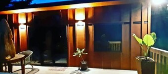 Peace of Bali 1 bed cabin set in a tropical garden with WiFi & AC in Waihi Beach