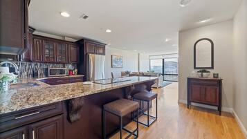 Micro-ondes, four, plaque de cuisson, lave-vaisselle