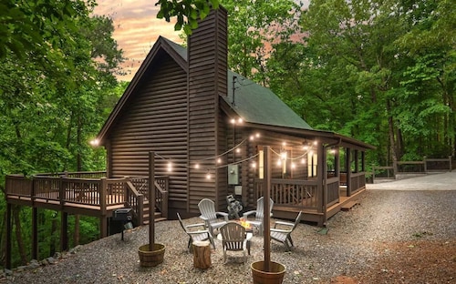 Hot tub/FirePit/Grill/Arcade/75"TV/PorchSwing 7min to Ellijay 21min to BlueRidge