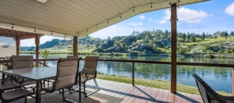 Great house on the banks of the Mighty Mo