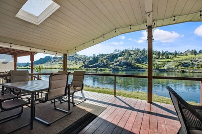 Great house on the banks of the Mighty Mo