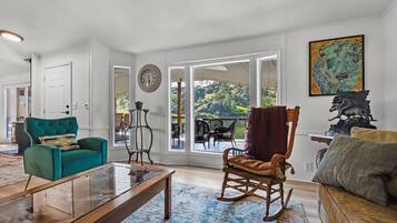 Smart TV, libros y biblioteca musical