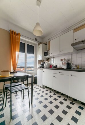 Microwave, oven, toaster, cookware/dishes/utensils - Le Victoria - 37 rue Victoria - Vichy (Vichy)