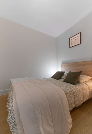1 habitación, tabla de planchar con plancha, cuna de viaje y wifi 