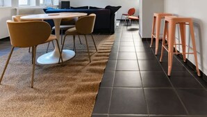 A modern living room with a dining area, a kitchen, and a view of the outdoors. - Le Charlot - 27 rue charlot - Vichy (Vichy)
