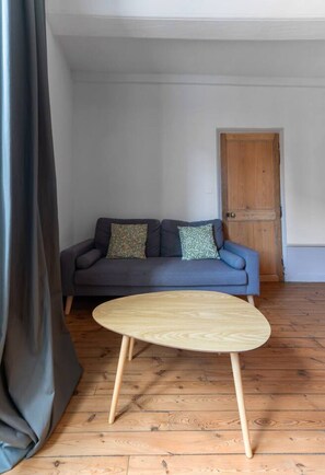 Televisie, een open haard en een stereo