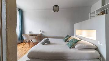 1 slaapkamer, een bureau, een strijkplank/strijkijzer, reisbedje